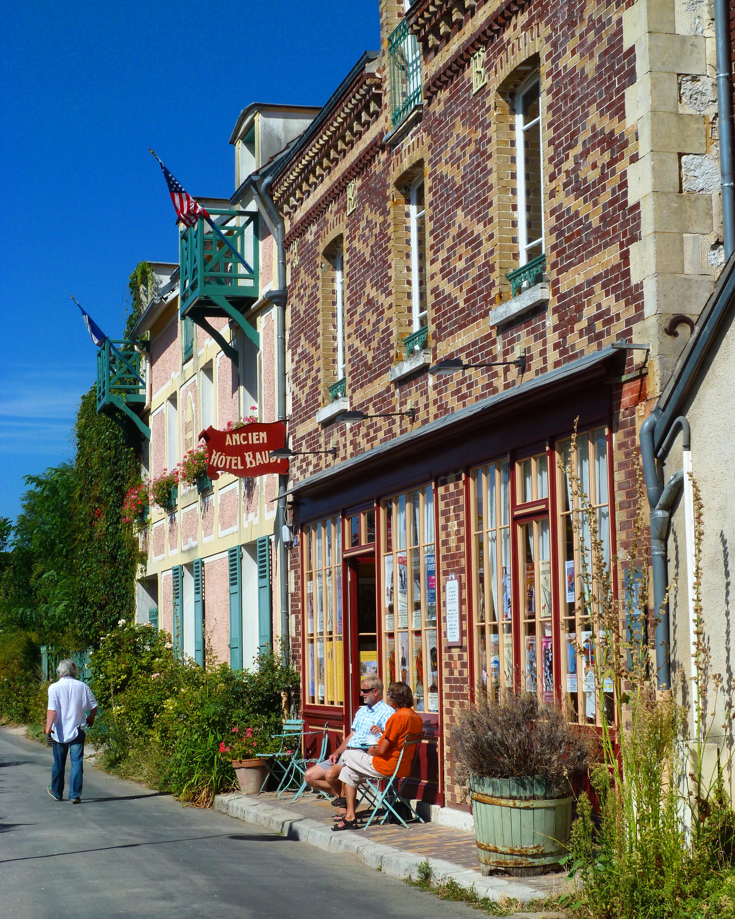 alt="hotel baudy in the monet village of Giverny france french travel guide books"