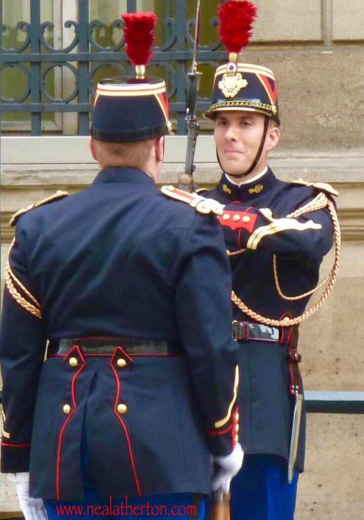 Élysée Palace Paris - Just at the moment the soldier caught my eye and the amusement of the scene