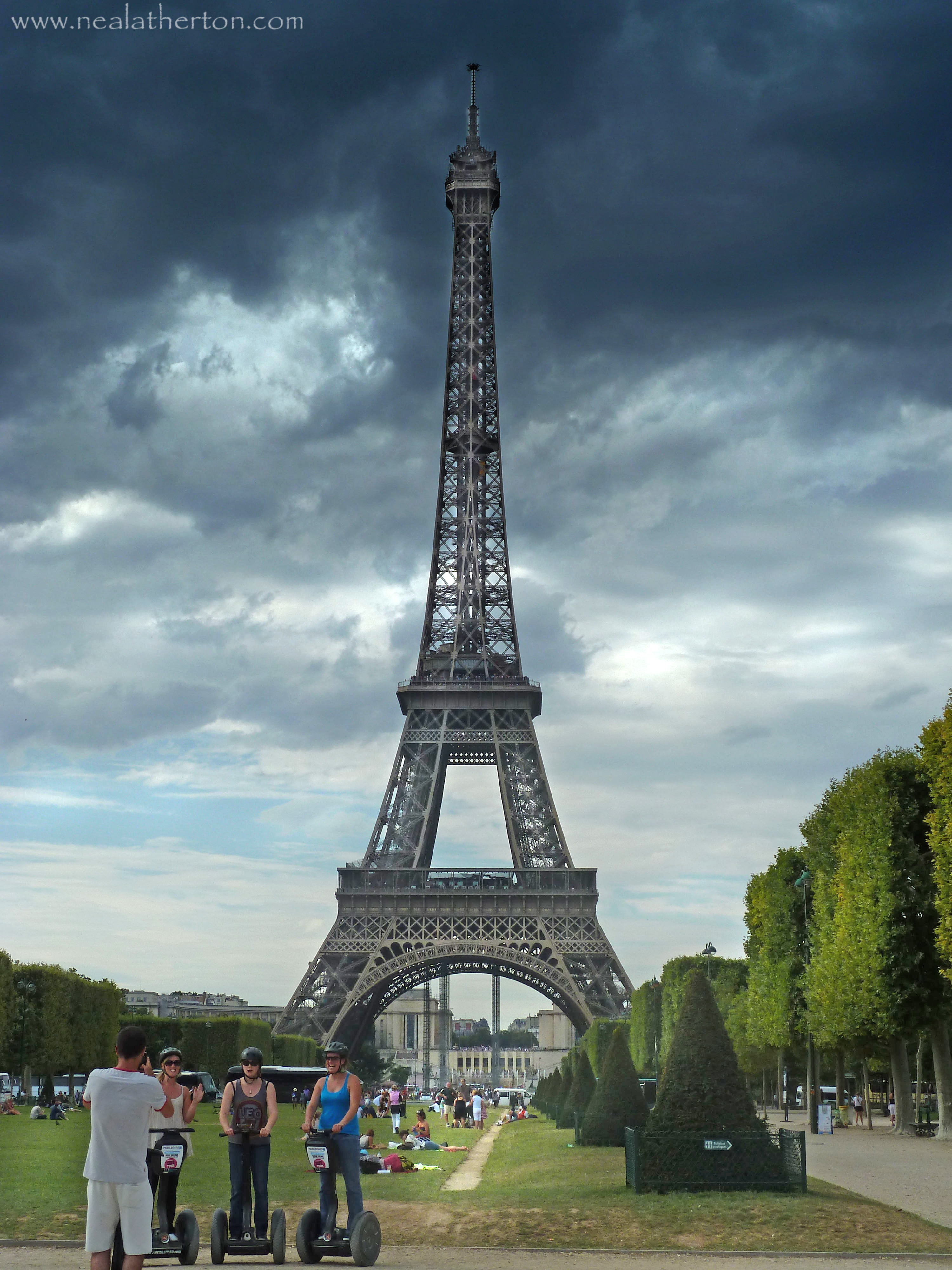 Alt="Photo of Eiffel Tower for French travel guide books"