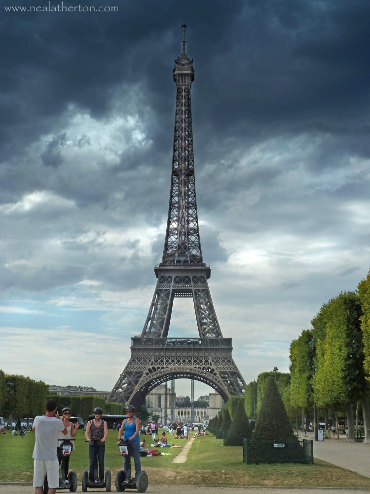 Alt="Photo of Eiffel Tower for French travel guide books"