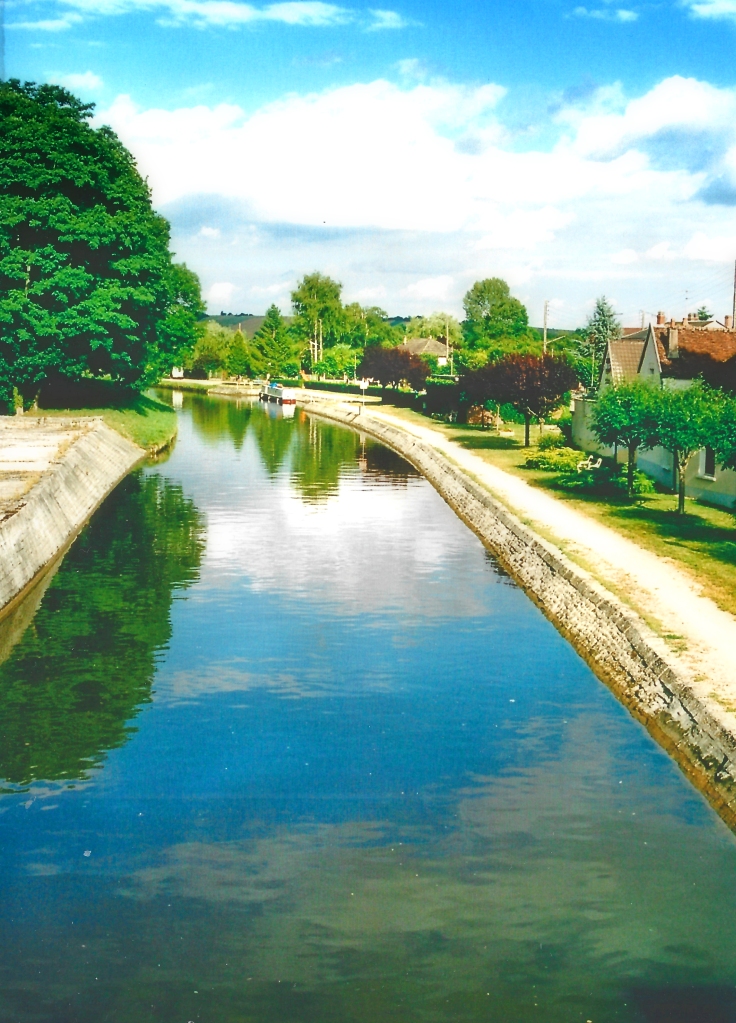 Alt="Photo of the canal by Accolay Northern Burgundy"