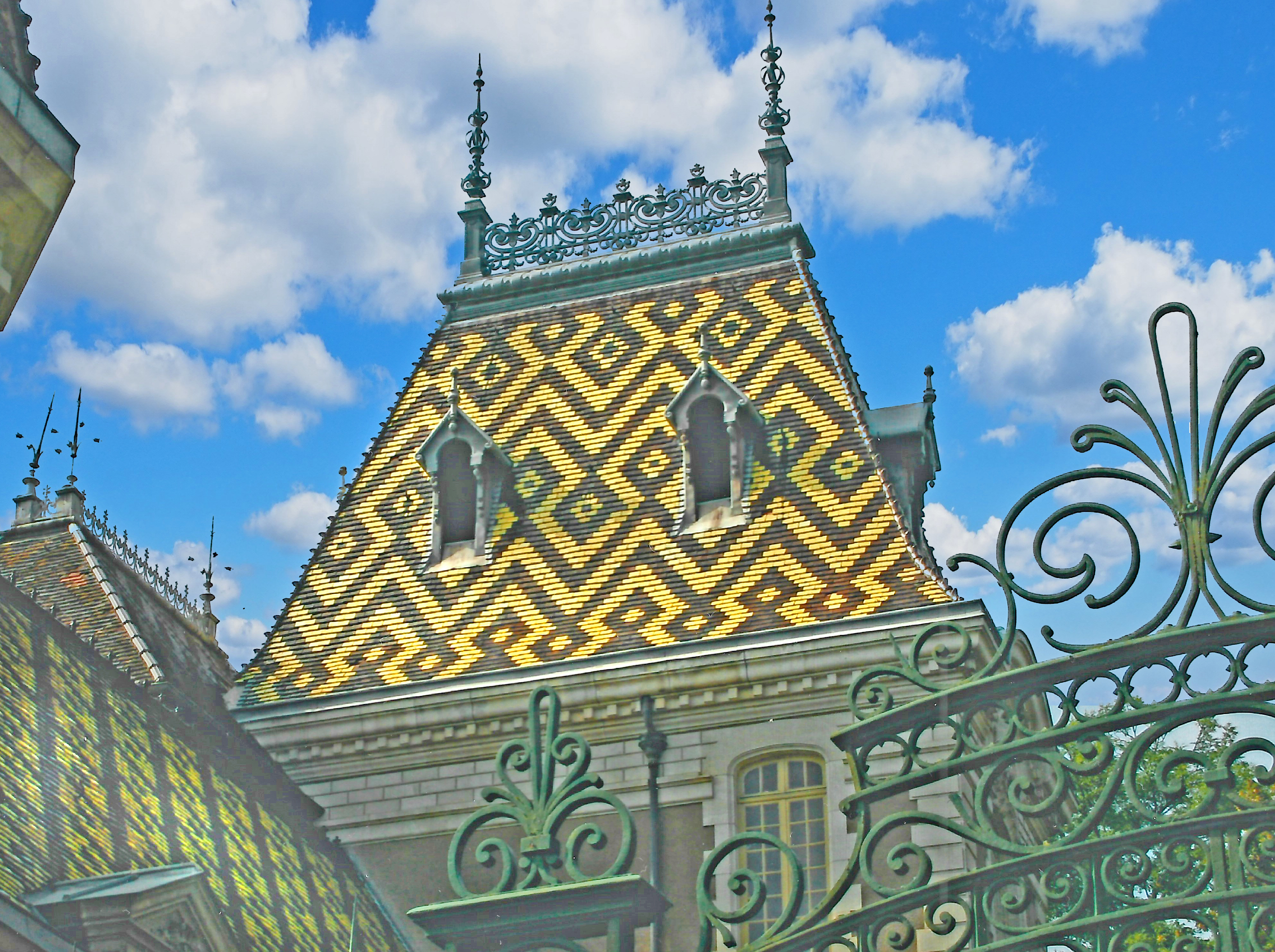 Alt="Colourful roof in Aloxe Corton Burgundy FRance"