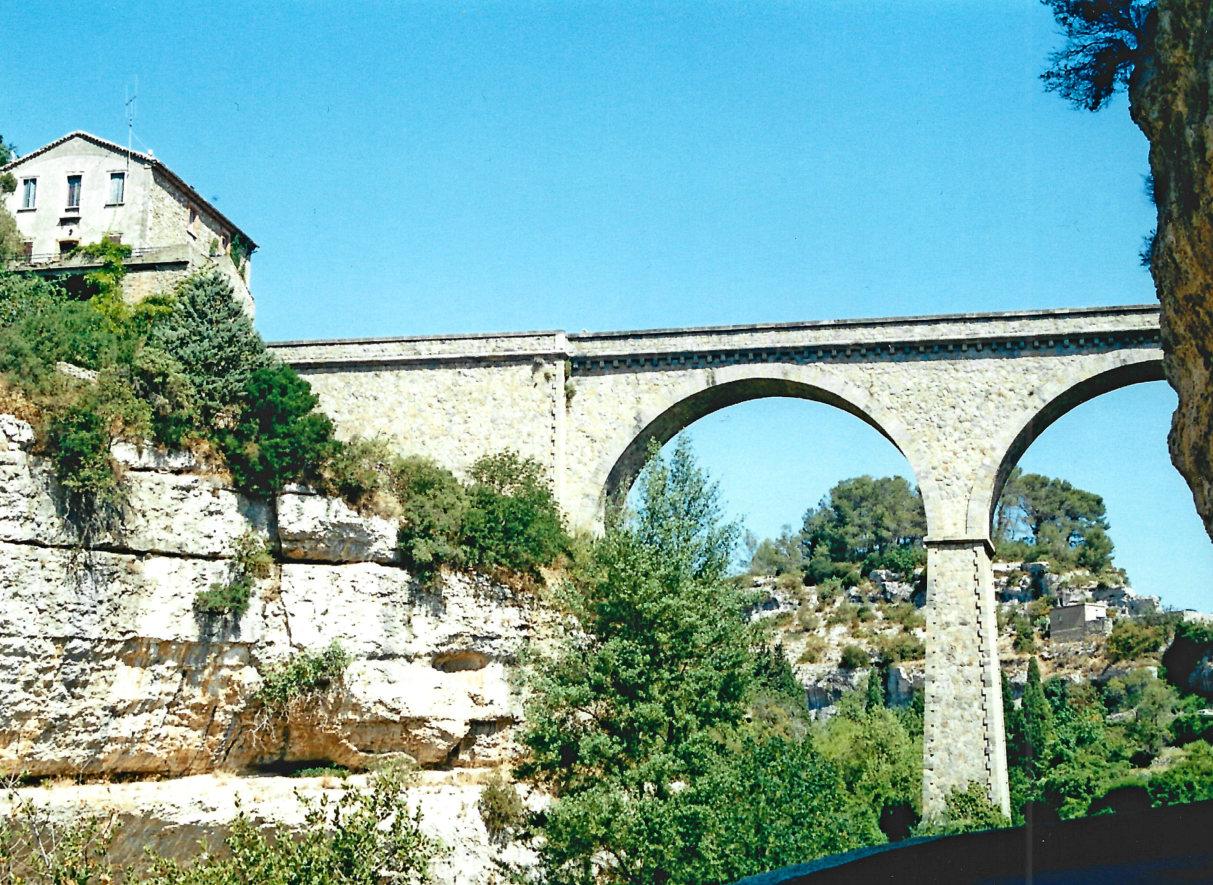 Alt="Photo of the roman bridge in Vaison la Romaine"