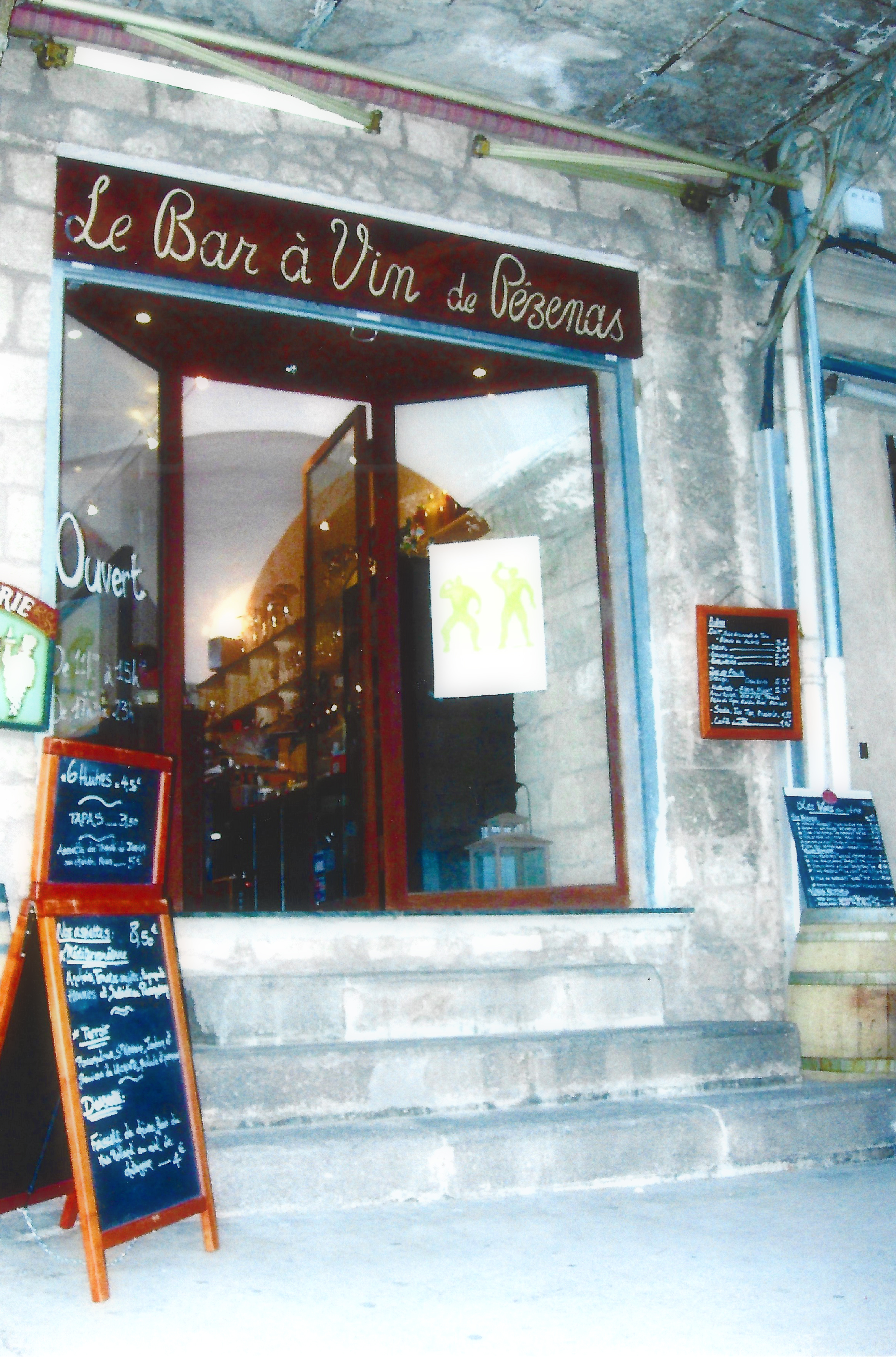 Alt="Photo in the evening of a bar in Pezanas France"