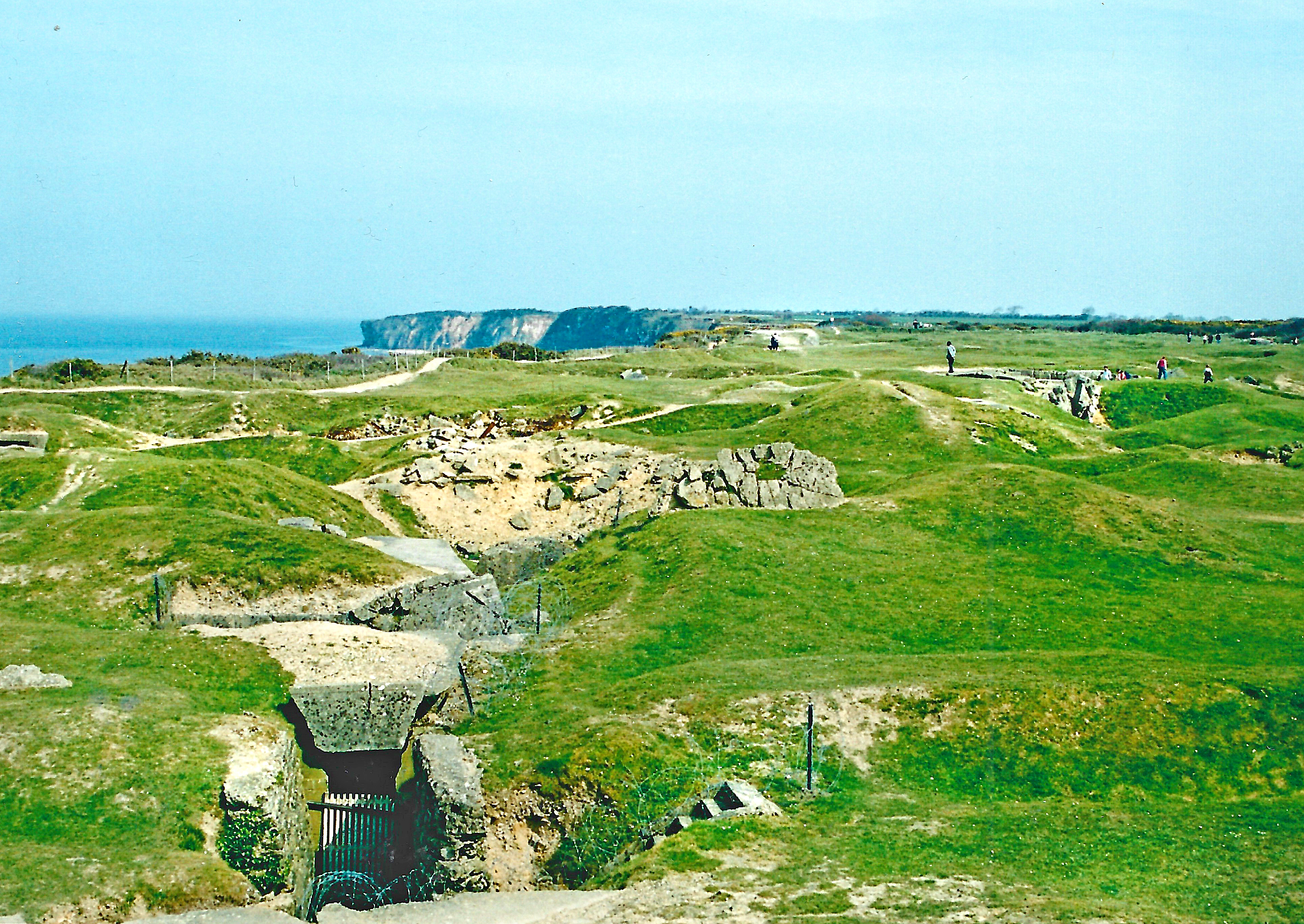 Alt="Photo of Pointe du Hoc D-Day battle scence by US Rangers"