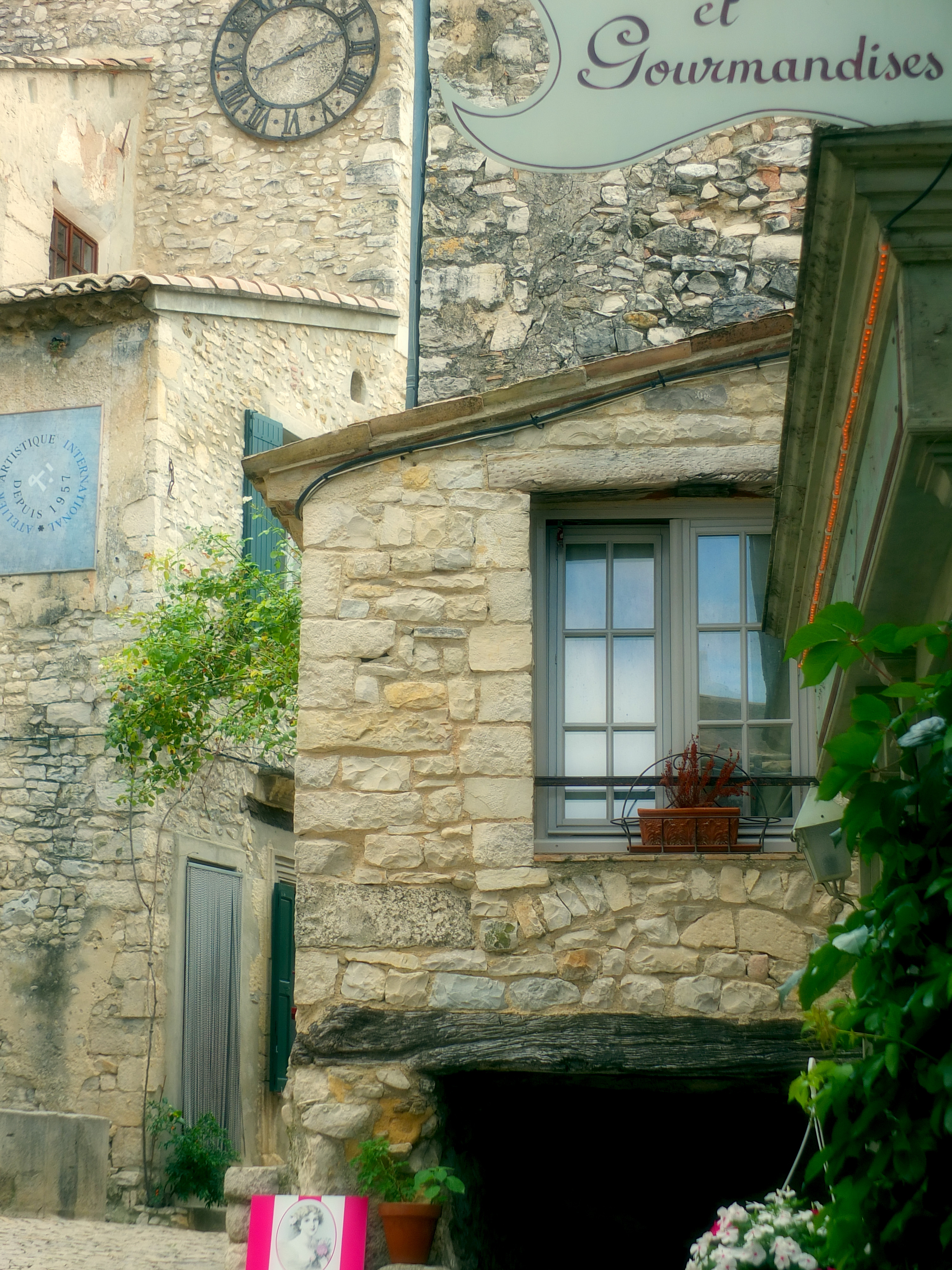 Alt="Seguret village Provence France photo"