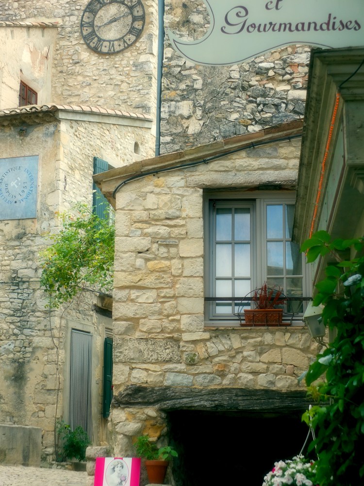 Alt="Seguret village Provence France photo"