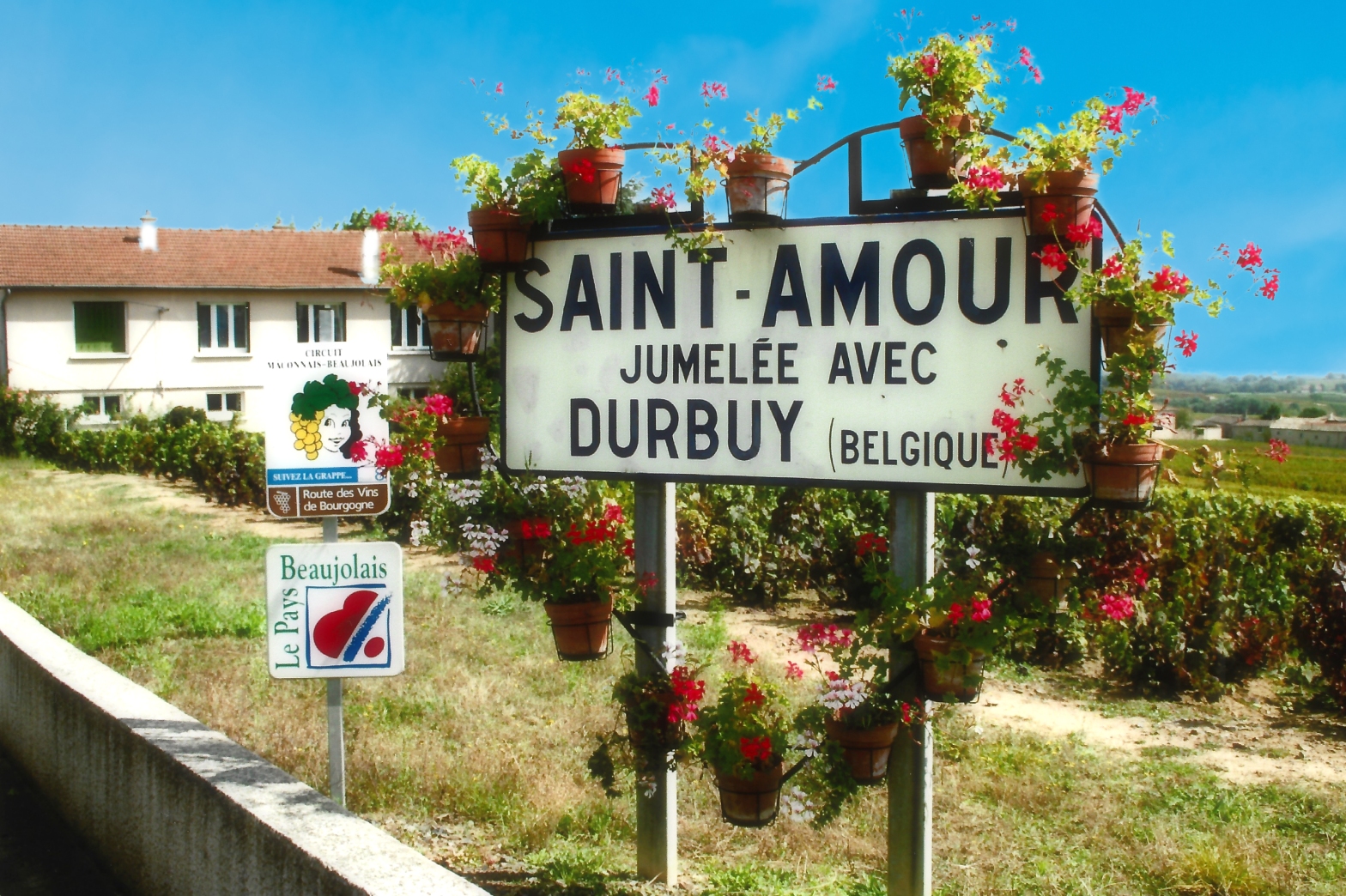 Alt="Photo of village of St Amour France"