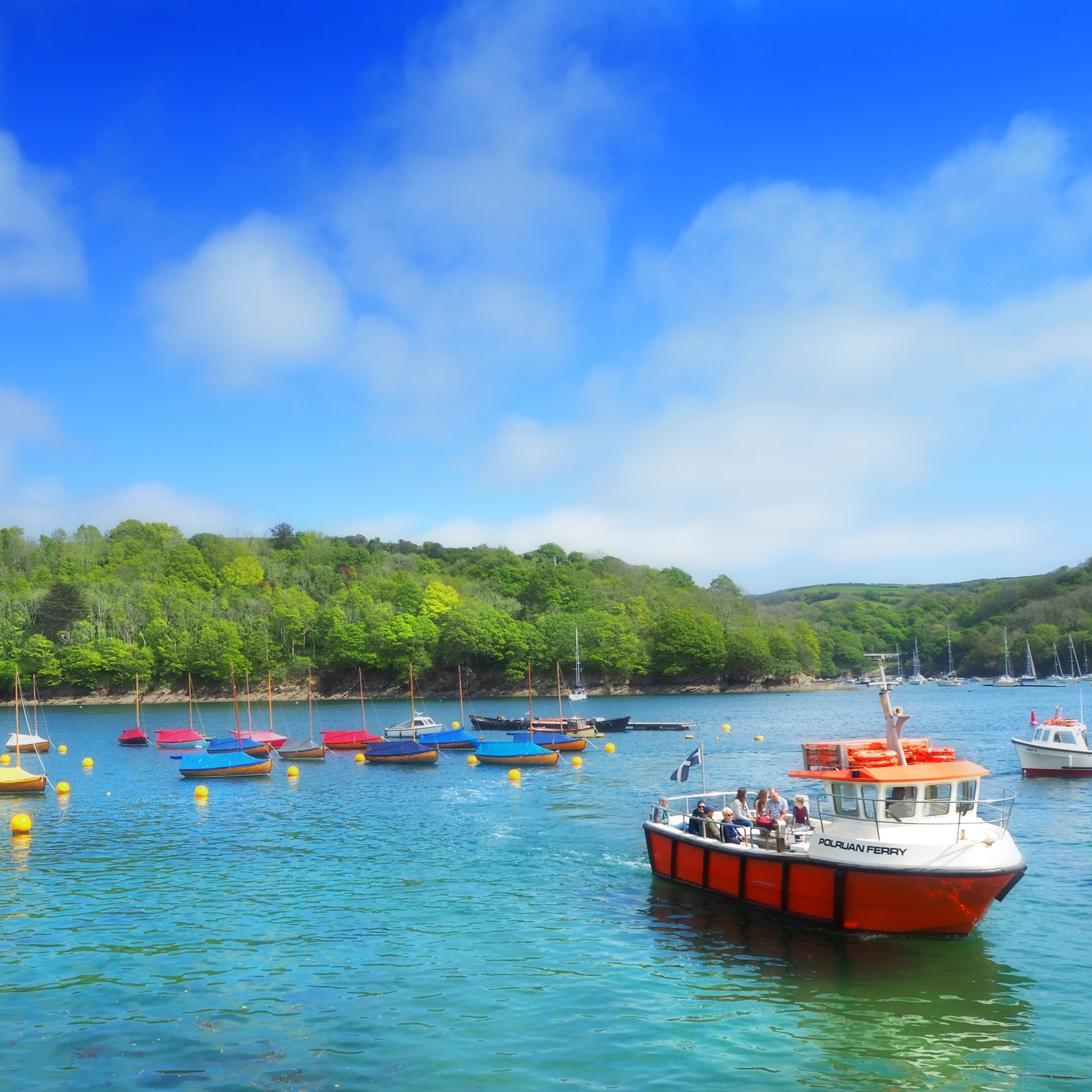 Alt="Polruan Ferry arrives at Fowey Harbour Cornwall"