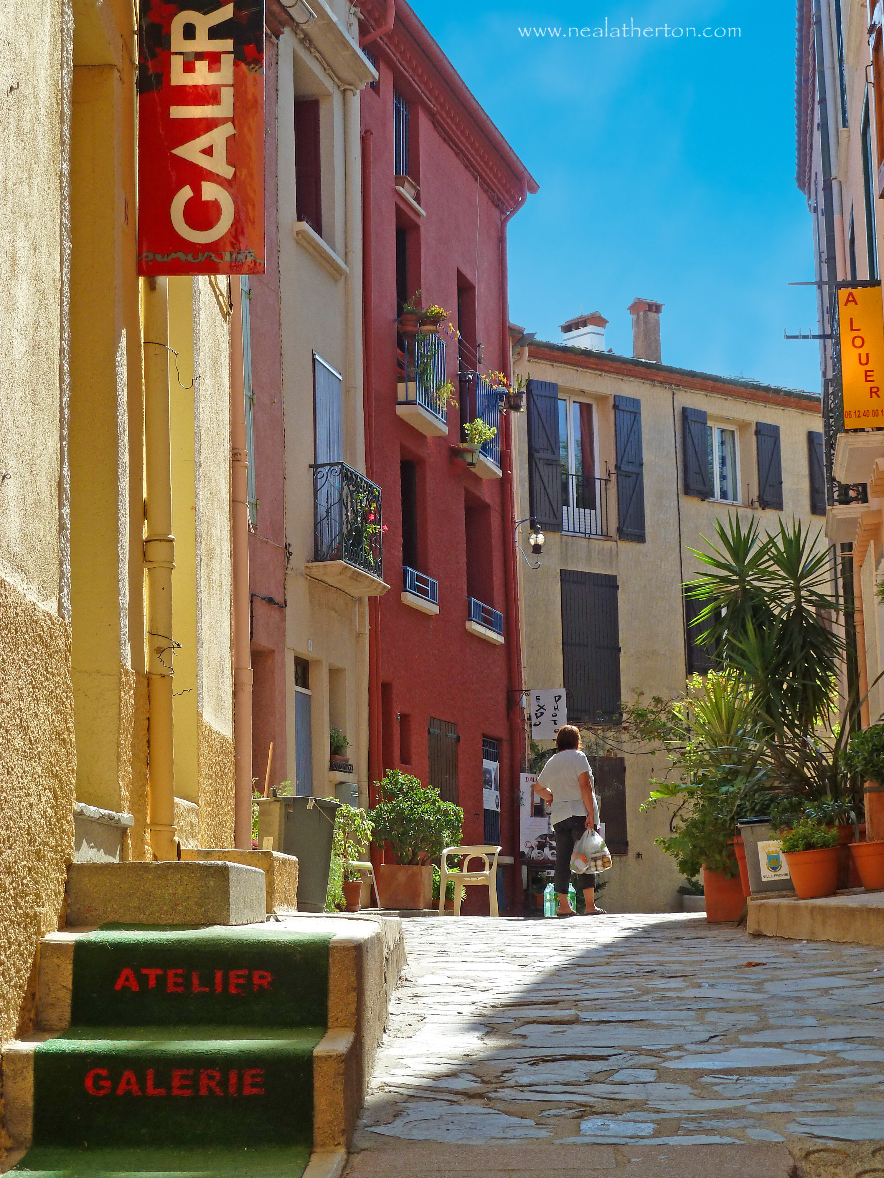 Alt="A charming quiet backstreet in the fishing village of Collioure South of France"