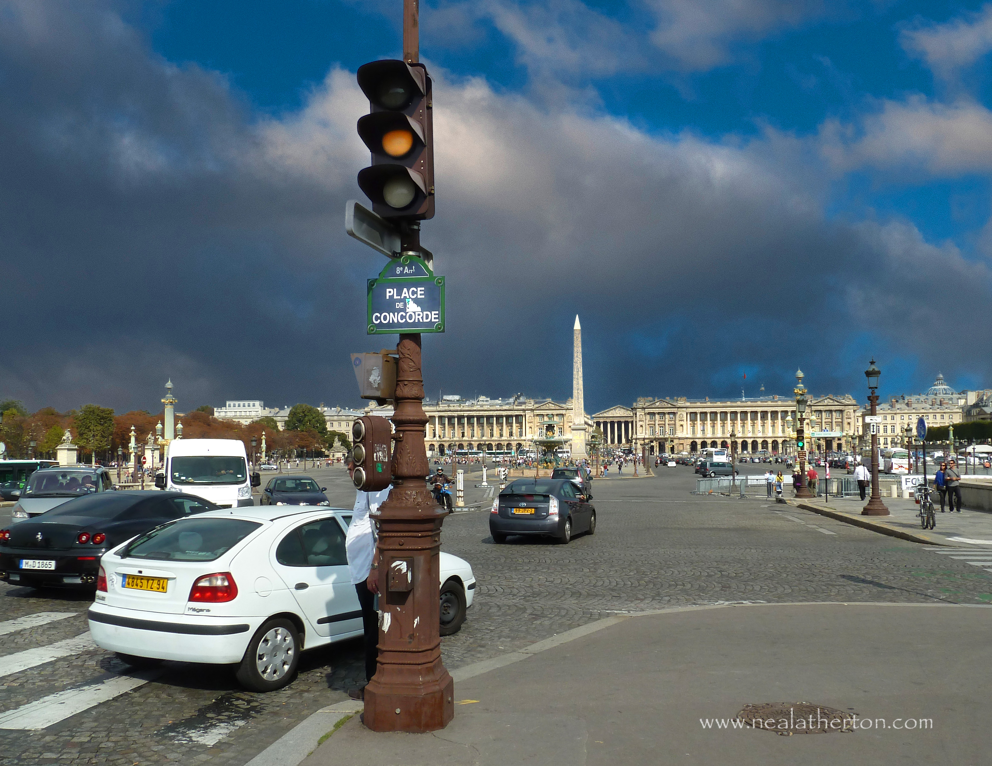Alt="Waiting to cross the busy Place de la Concorde Paris France"
