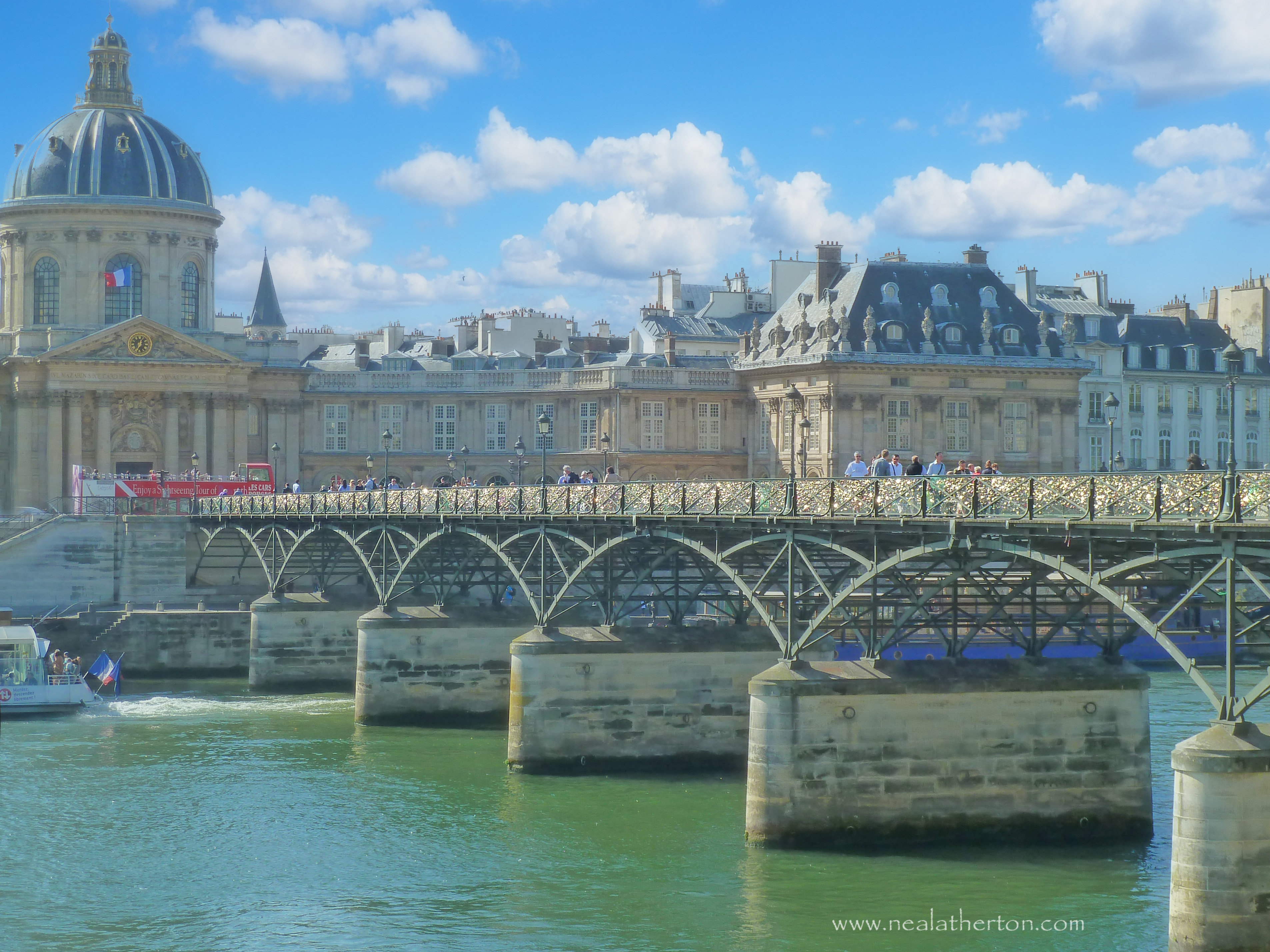 Alt="Pont des Arts bridge leading over to the Left bank of the River Seine in Paris"