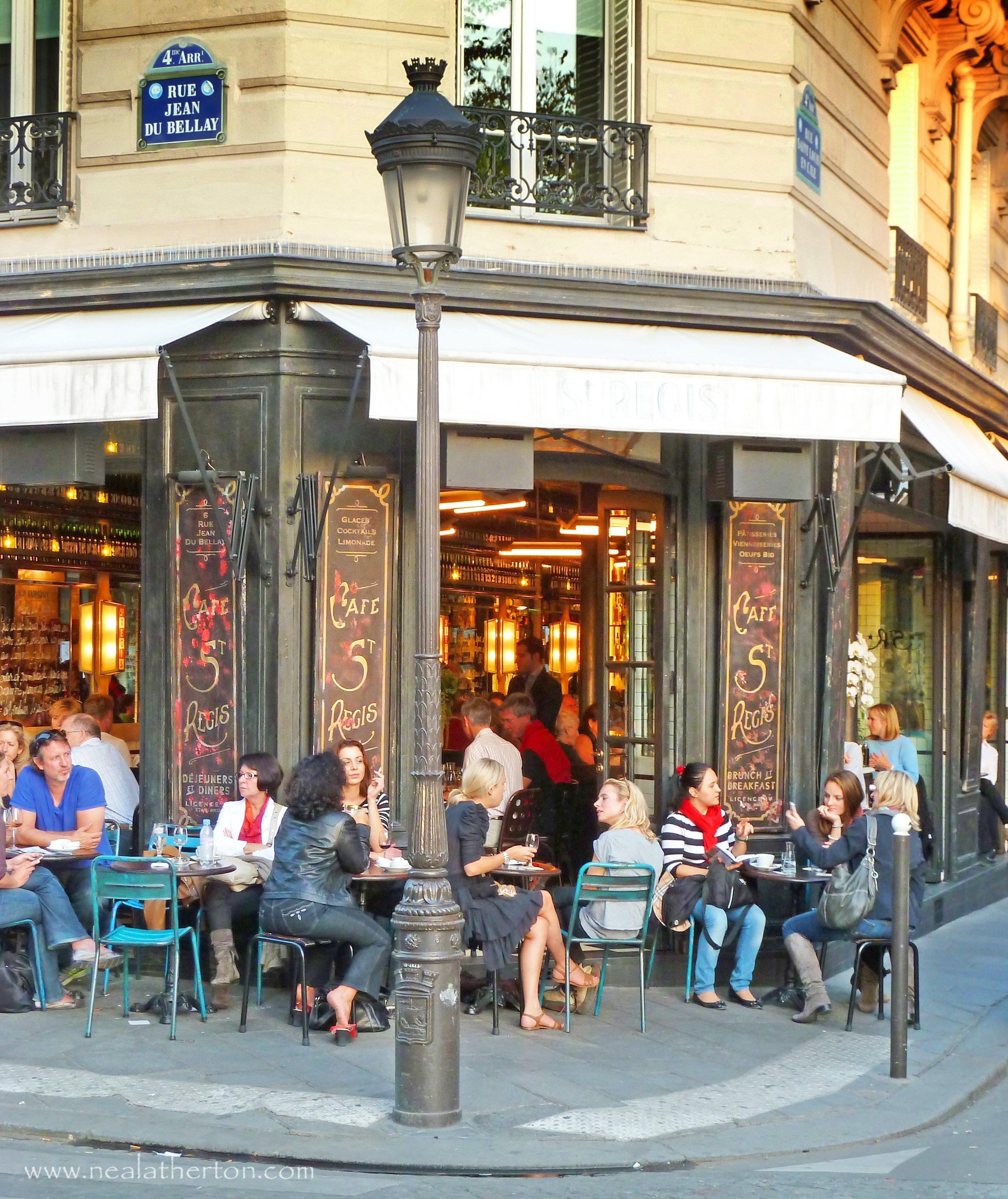 Alt="A quiet moment on the Ile Saint Louis at the Cafe Saint Regis"