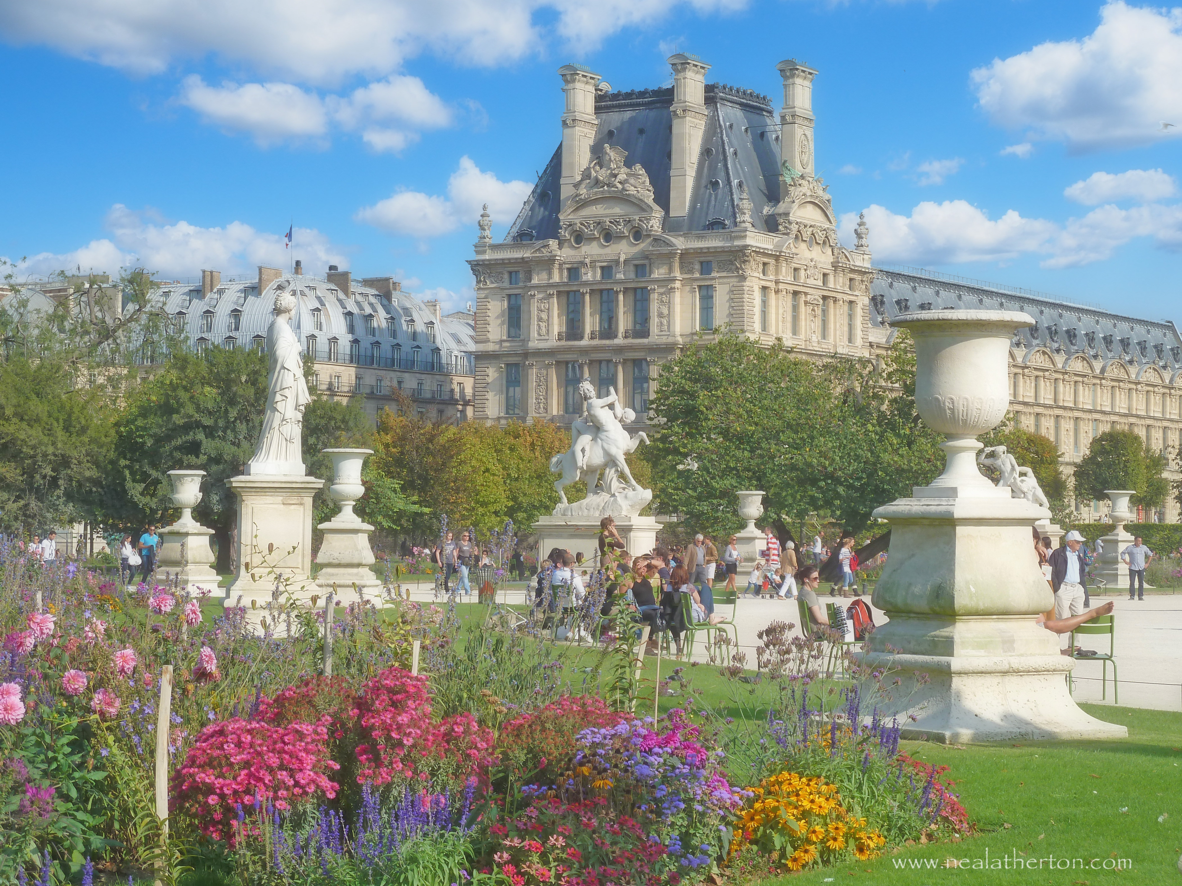 Alt="Louvre Paris seen from the Jardin des Tuileries"