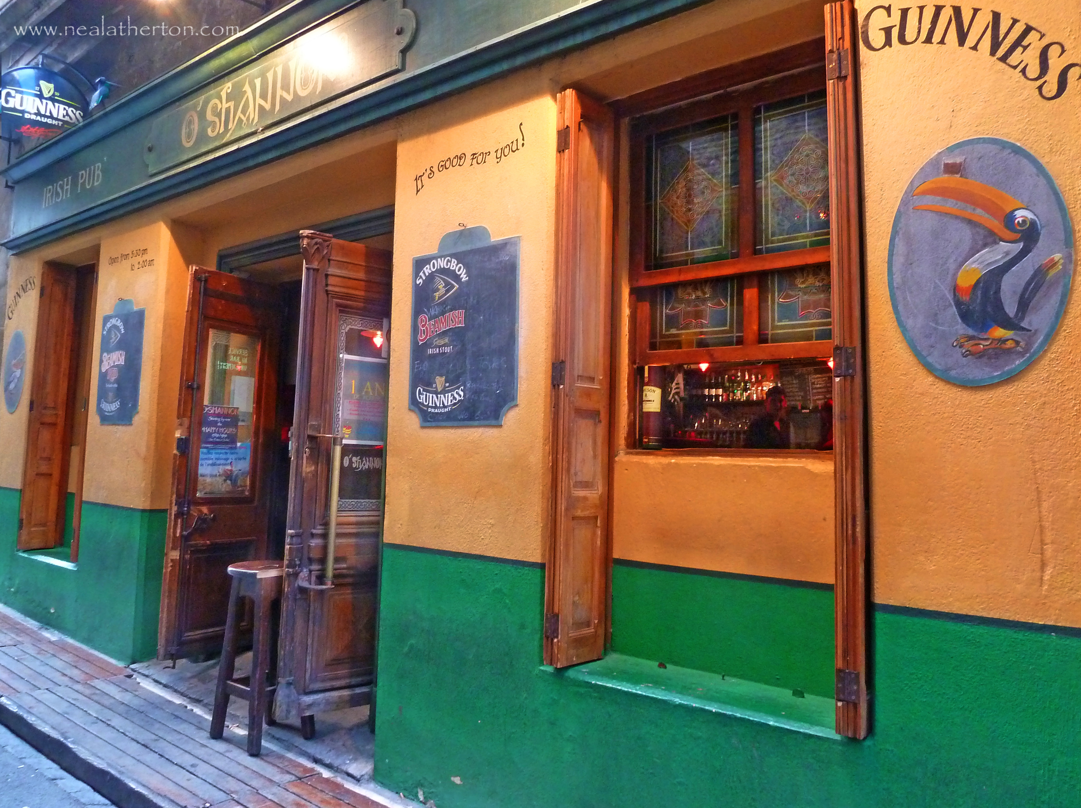 Alt="Colourful frontage of O'Shannon Irish Pub in Perpignan France"