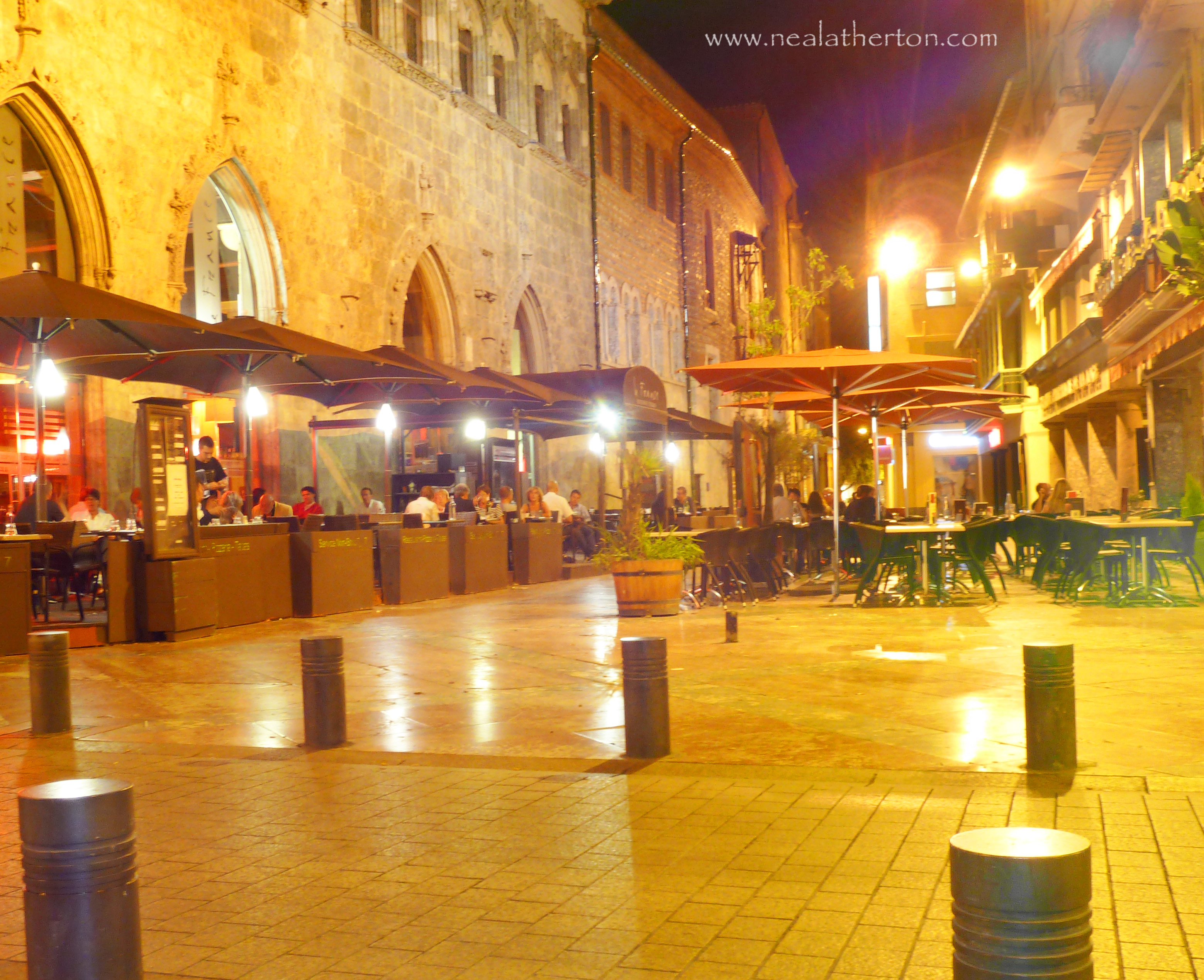 Alt="After a leisurely the streets of Perpignan are quiet"