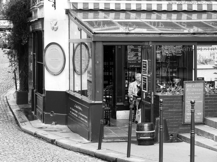 Alt="Les Deux Colombes Paris restaurant as lunchtime service winds down Paris France"