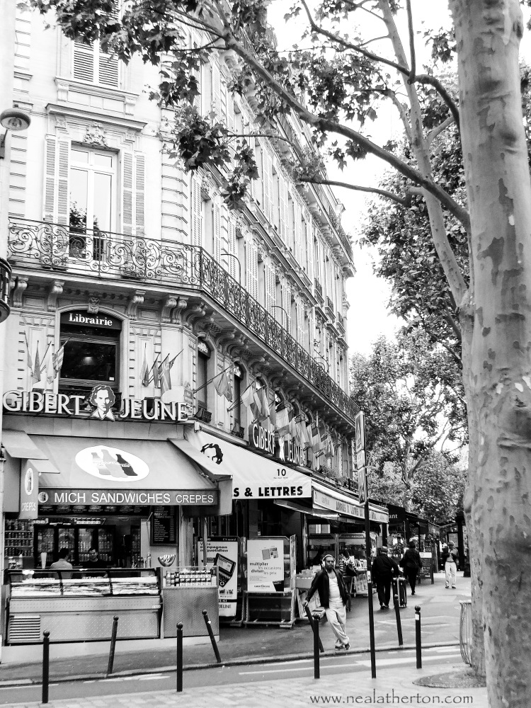 Alt="Place Saint-André des Arts, Paris, Browsing in the Gilbert Jeune bookshop Paris France"
