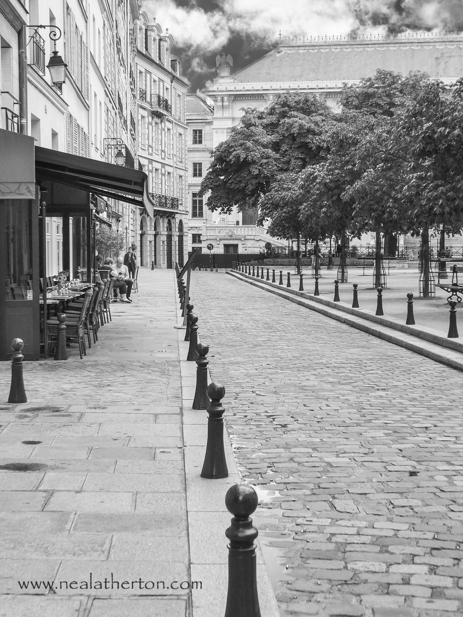 Alt="Place Dauphine on the islands of Paris France"